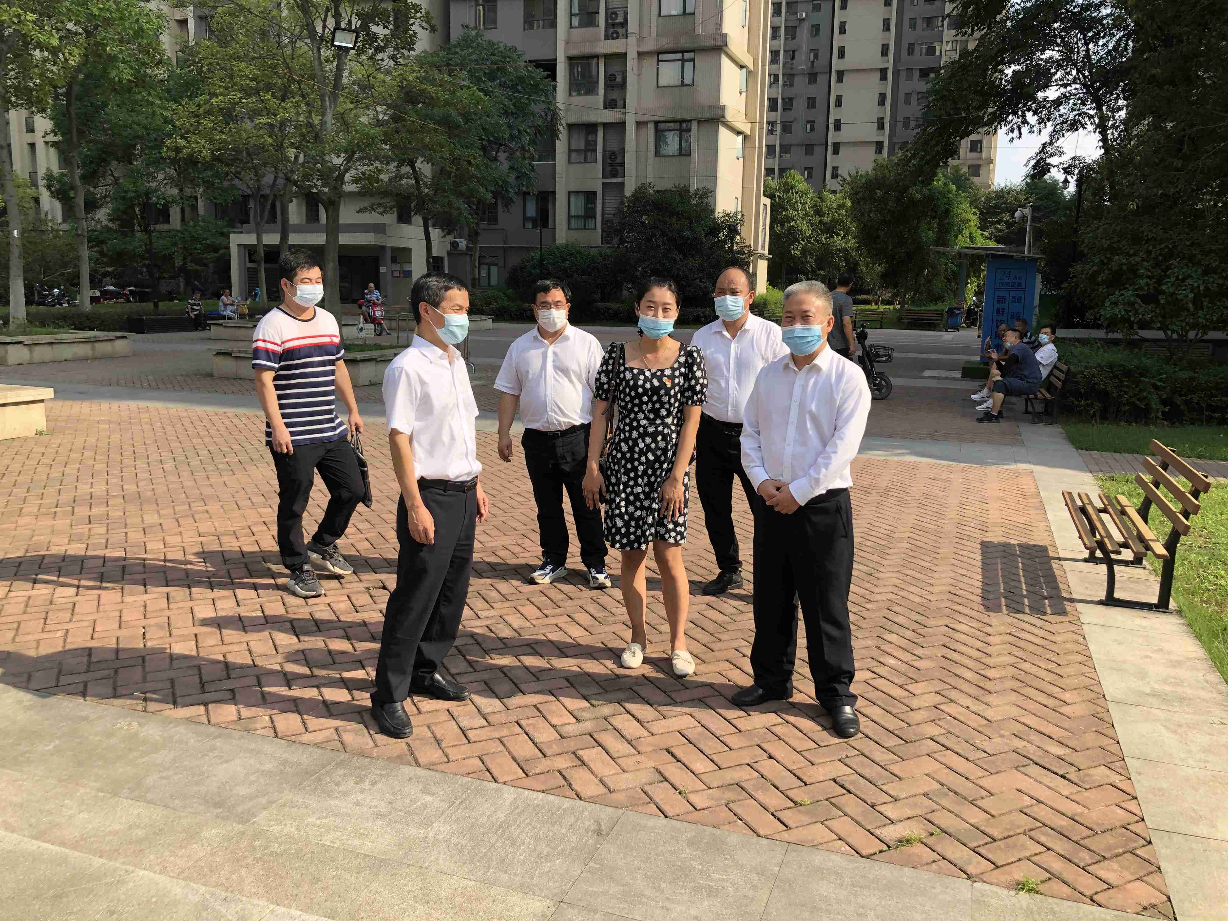 城建集團(tuán)黨委委員、紀(jì)委書記楊杰在社區(qū)檢查修復(fù)工作.jpg